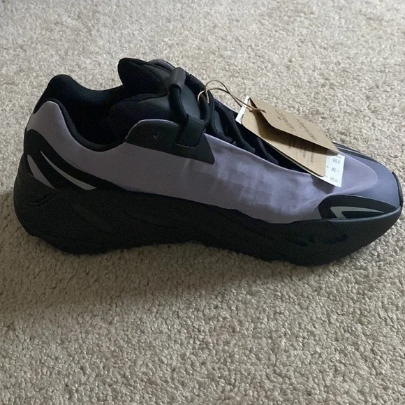 YEEZY 700 MNVN